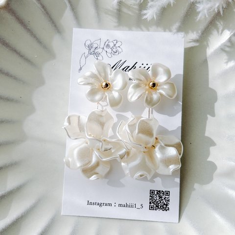 【Dressup　flower（ホワイト）】　フラワー　ブライダル　花嫁　ドレス　ピアス　イヤリング　ウェディング
