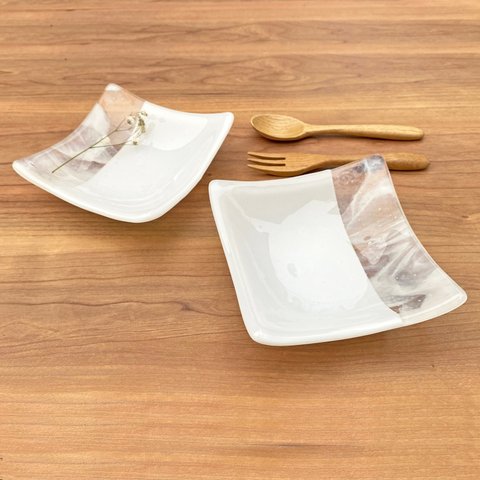 「層雲」(1枚）白色とマーブルの四角い取り皿　お皿　ガラス皿　食器　ガラス工芸　プレート　白い皿　ギフト　