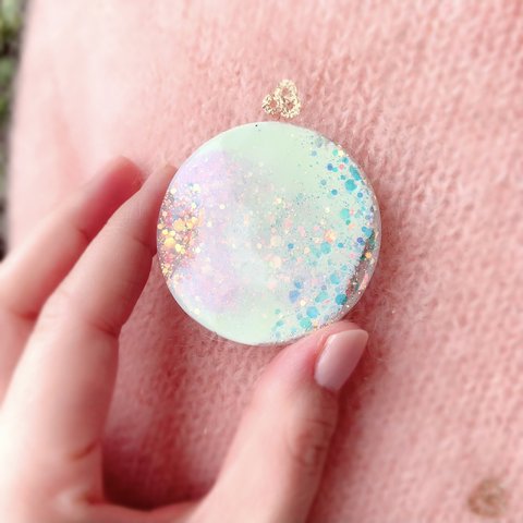 -Pastel iridescent resin big brooch- ラウンド型レジンの虹色ブローチ