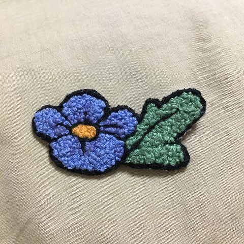 青いお花の刺繍ブローチ