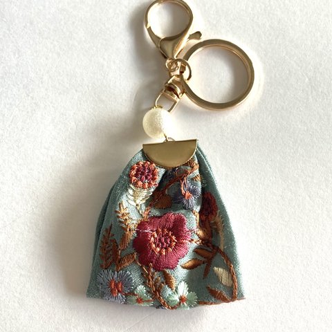 キーホルダー❇︎レトロなお花🌼インド刺繍リボン