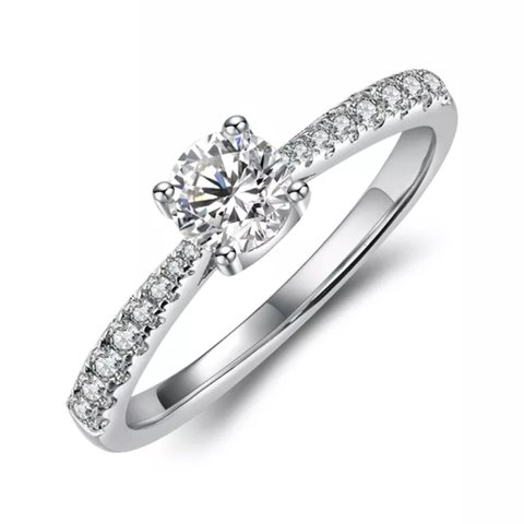 モアッサナイト真ん中0.5ct  ハーフエタニティ　リング