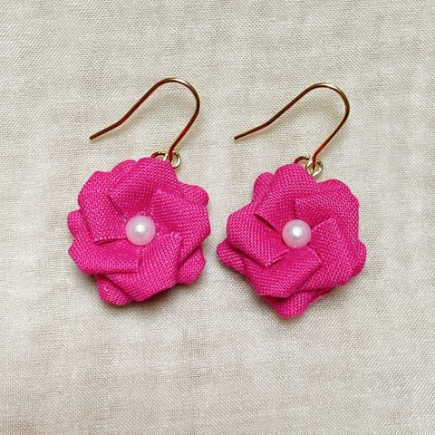 つまみ細工のピアス　ピンク　濃いピンク