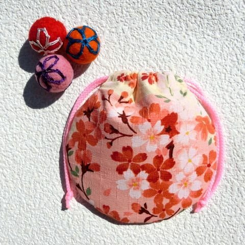ミニ丸巾着袋　桜花模様　濃いピンク色　小物収納　御守り袋に　プレゼントにも