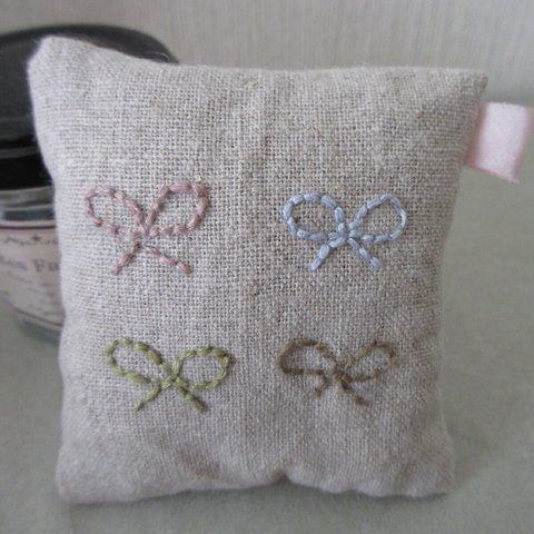 リネンのリボン刺繍サシェ