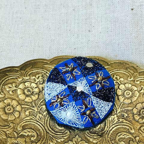 〈ミラーワーク刺繍〉ブローチ