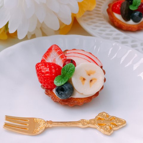 カラフルで華やかなフルーツタルトブローチ☆誕生日☆フェイクスイーツ☆フェイクケーキ☆フェイクタルト☆食品サンプル☆スイーツデコ☆クレイケーキ