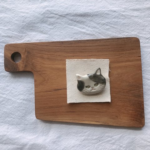 猫のお顔の陶ブローチ（白黒猫）