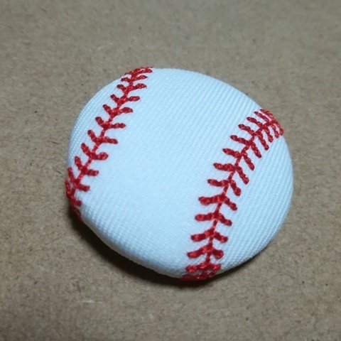 野球ボール刺繍入りくるみボタン38mm白×赤/ヘアゴム・ピンバッジ・キーバッグリング