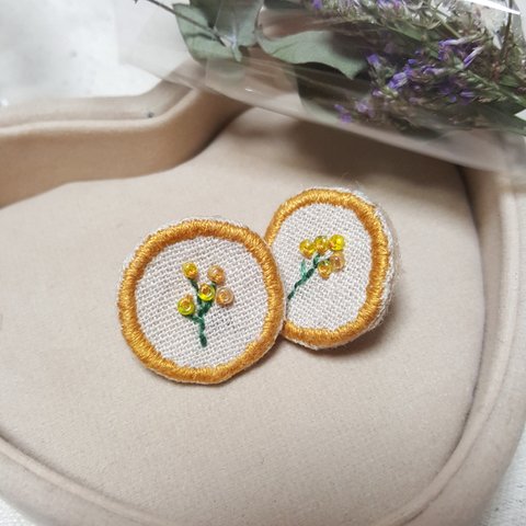 お花の刺繍ピアス(マスタードイエロー)