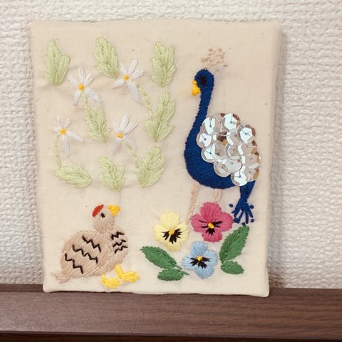 刺繍飾り　パネル　鳥とダイモンジソウとパンジー