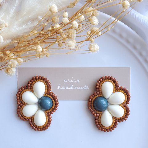 【再販】【送料無料】green × brown pierce/earring 【刺繍ピアス】【刺繍イヤリング】【ビーズ】【ビーズ刺繍】