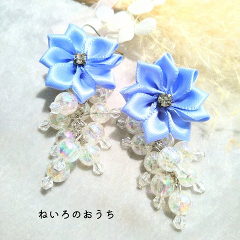 青いつまみ細工のお花とラメ入りビーズのじゃらじゃらピアス/イヤリング