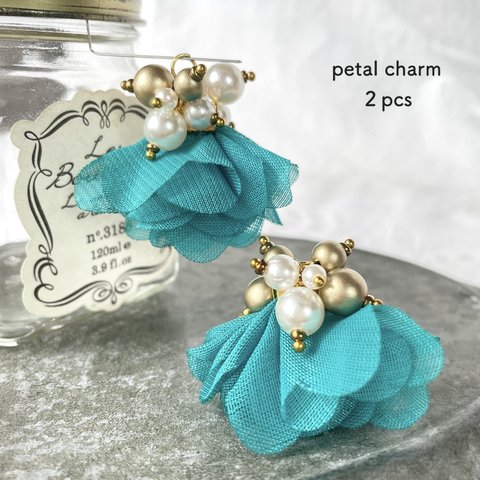 ２pcs★charm・petal turquoise（ビジュータッセルチャーム）