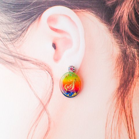 イニシャルコインの虹色ピアス🌈お好きな文字で✨