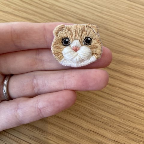 プチ　スコティッシュフォールド　手刺繍ブローチ