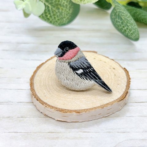 ウソ🍎刺繍ブローチ　野鳥　鳥　小鳥