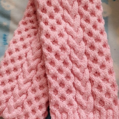 ピンク手編みケーブルマフラー