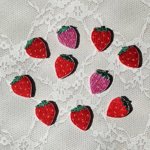 刺繍ワッペン　いちご　2枚セット