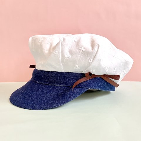 ベビーキッズの帽子　白の刺繍布とインディゴデニムのキャスケット（こどもサイズ　夏　日差し対策　リボン：茶）
