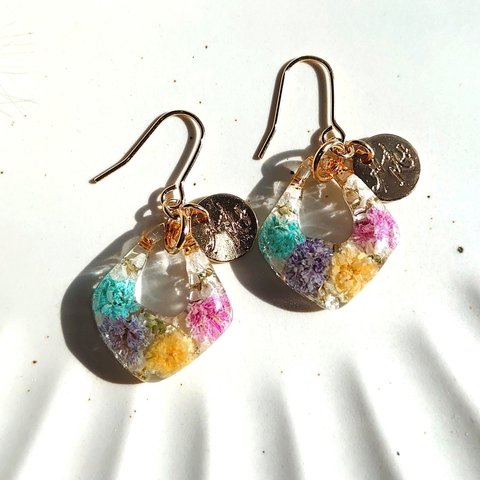 かすみ草を閉じ込めたカラフルピアス/イヤリング/金属アレルギー対応／ハンドメイドピアス (レジン 花)　ウェディング　結婚式　ギフト　プレゼント　デート　女子会　推し活