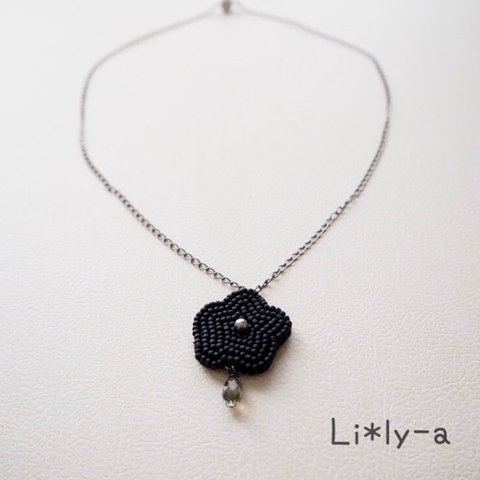 モノトーンお花のビーズ刺繍ペンダント(黒)オートクチュールビーズ刺繍