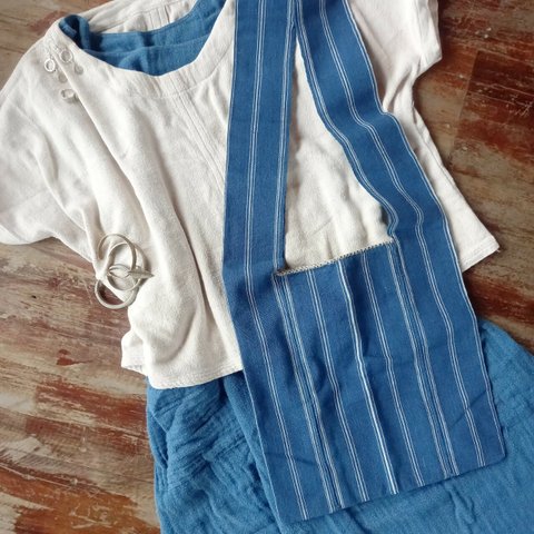 [セール]タイ・カレン族の手織りショルダーバッグ / 藍 (白ストライプ) / 草木染めコットン, 手縫い/ 1点もの/ フェアトレード / チェンマイ