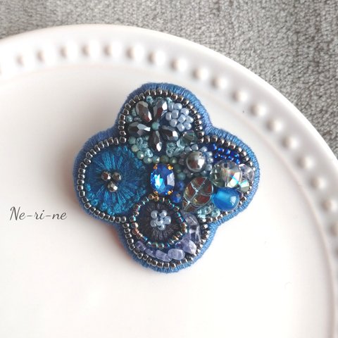 ロマンティックフラワー刺繍ブローチ［ブルー］