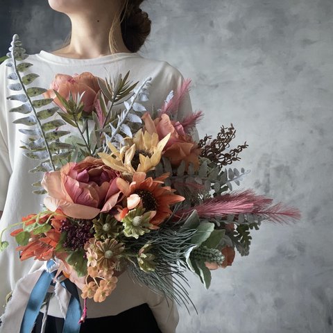 バラとひまわりとシルバーグリーンミックスのウェディングクラッチブーケ | 造花の花束 スワッグ プレゼント