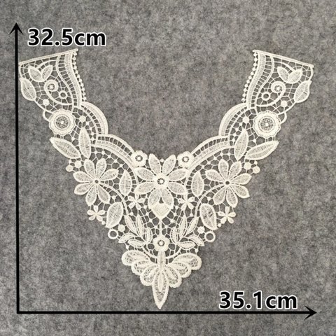 Vネックフラワーモチーフ　ホワイト　35.1cm*32.5cm 