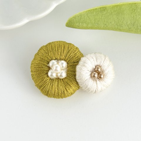  丸いお花の刺繍ブローチ(グリーン)