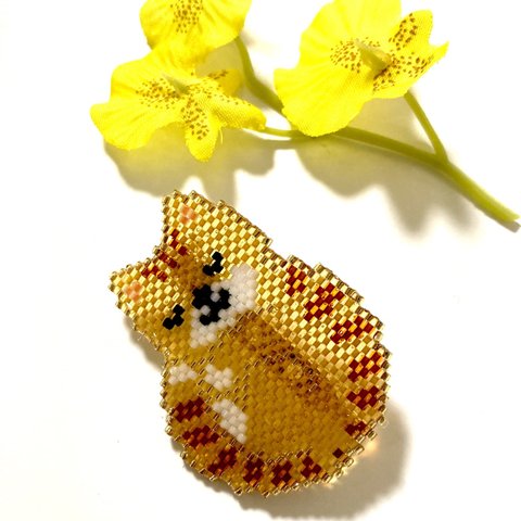 茶トラ猫ちゃんのすやすやブローチ デリカビーズ織りブローチ