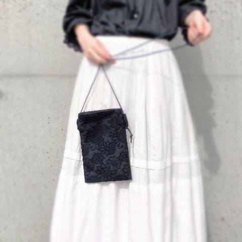 サコッシュ　ミニバッグ　サブバッグ　ショルダーバッグ　コットン　コードレース　刺繍　花柄　ブラック　黒