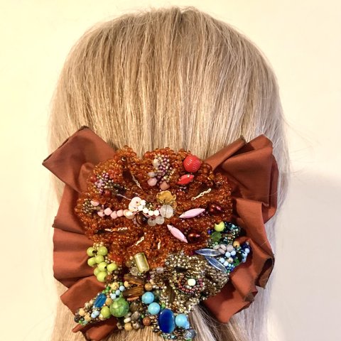 ヘアアクセサリー　ビーズ刺繍のバレッタorブローチ