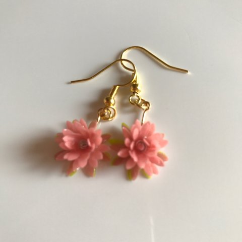 ピンクのお花ピアス