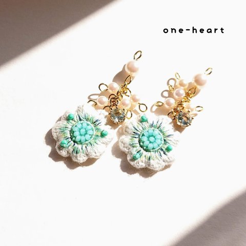 お花刺繍とパールのアクセサリー