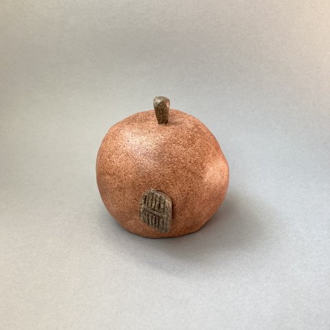 りんごのオブジェ「リンゴ邸」丸い形がかわいいインテリア　ドア付きで珍しいデザインの置物　個性的な置き物