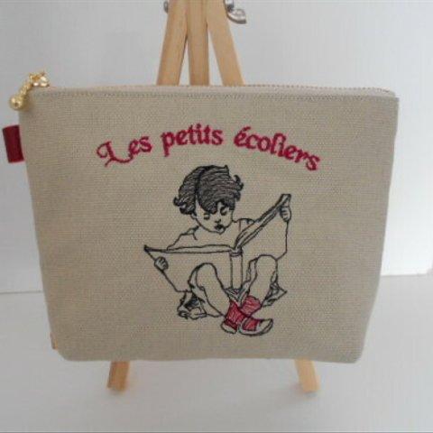 本を読むフランスの男の子刺繍の帆布のポーチ　レッド１６㎝１８㎝２０㎝