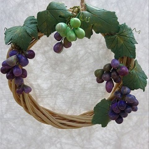 軽量粘土で作った葡萄のリース　①