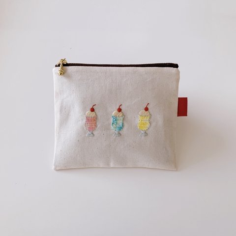 【手刺繍】夏の海辺カラーのクリームソーダ刺繍のフラットポーチ【14cmファスナー使用】