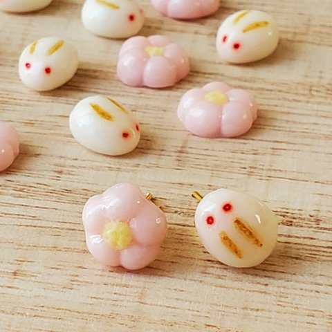 うさぎ饅頭と梅の花和菓子ピアスorイヤリング　ミニチュアフード