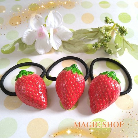 【再販】大きめいちご🍓のヘアゴム