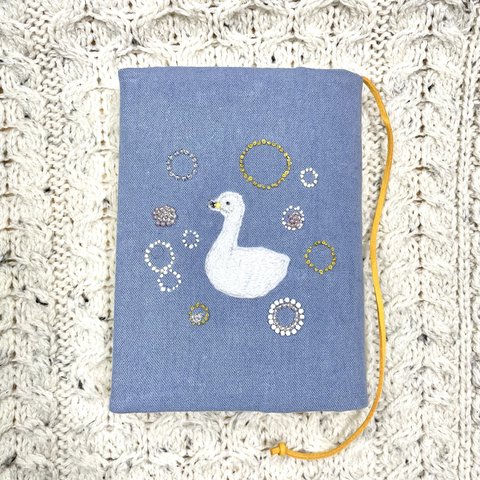 水玉刺繍と白鳥のブックカバー