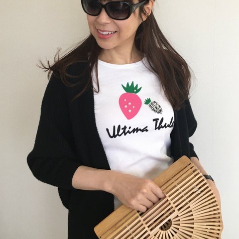 大人のためのお洒落なTシャツ（イチゴ）