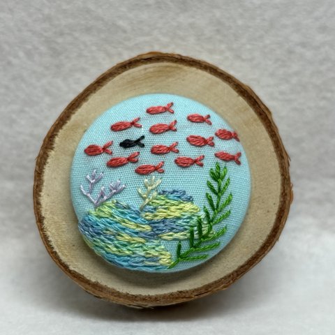 くるみボタン刺繍　ヘアゴムorブローチ　お魚の楽園　