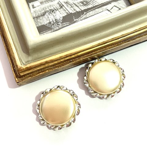 0384AMERICA VINTAGE EARRING  USAヴィンテージ　イヤリング　アンティーク  クラシカル　フラワー　大ぶり　クリップ　ナチュラル　カジュアル　ビーズ　コスチュームジュエリー