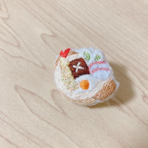 まんぷく鍋焼きうどんな刺繍ブローチ