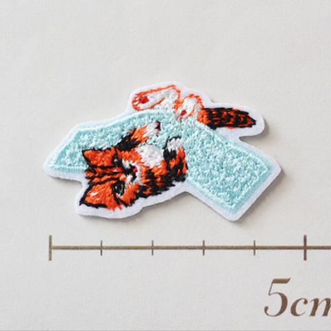かわいい刺繍ワッペン　タオルとネコ　シール付き　Lブルー×オレンジ-E　アップリケ