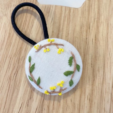 【送料無料】くるみボタン 刺繍 ヘアゴム ◎ リースフラワー