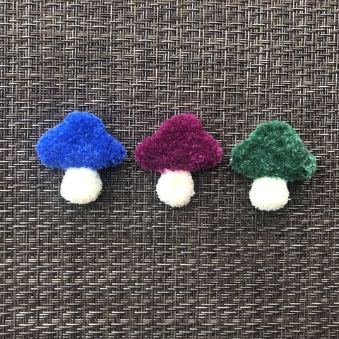 渋色キノコのふわもこブローチ　刺繍ブローチ